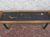 une table sur laquelle se trouvent un carreau noir et un carreau orange