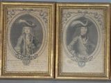 Quatre portraits encadrés sont accrochés au mur.