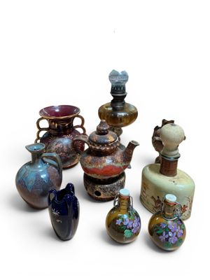 de nombreux vases de formes variées posés sur une surface blanche