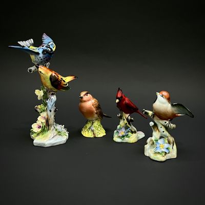 quatre figurines d'oiseaux empilées les unes sur les autres