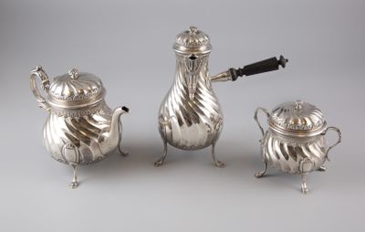 trois pièces en argent pour le thé et le café sur une table