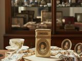 une table en bois sur laquelle sont posés des livres et des photos