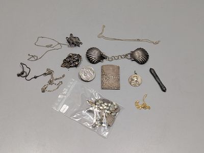 beaucoup de bijoux en argent posés sur une table
