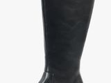 gros plan d'une paire de bottes noires sur fond blanc