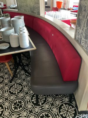 une table sur laquelle sont posées des assiettes et des tasses, dans un coin d'un restaurant
