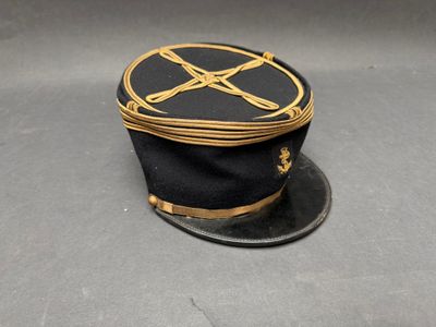 un chapeau noir orné d'une étoile dorée