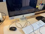 un bureau sur lequel se trouvent un ordinateur, un clavier et une souris