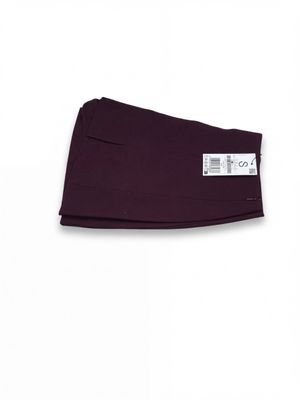 un gros plan sur un pantalon violet sur fond blanc