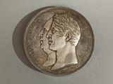 une vieille pièce de monnaie sur laquelle figure l'effigie d'une femme