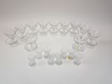 de nombreux verres disposés en cercle sur une surface blanche