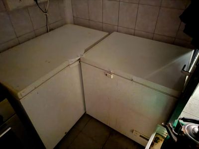 une petite cuisine équipée d'un réfrigérateur et d'une cuisinière