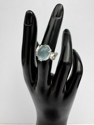 une image représentant une main avec une bague au doigt