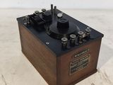 une radio à l'ancienne posée sur une table en bois