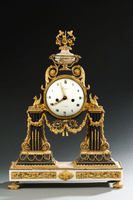 une horloge posée sur un support sur une table
