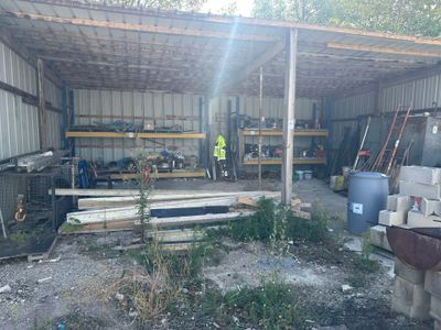 une photo d'un garage avec beaucoup de bois