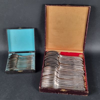 beaucoup d'argenterie dans un coffret sur une table