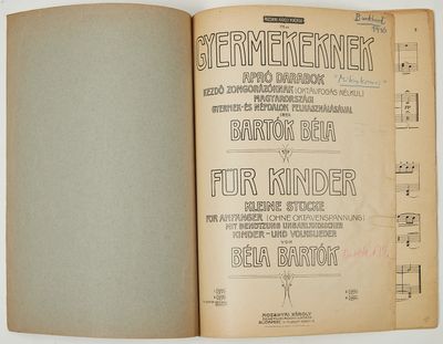 un livre ouvert sur lequel figure l'image d'une partition