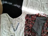 une boîte de vêtements posée sur le sol