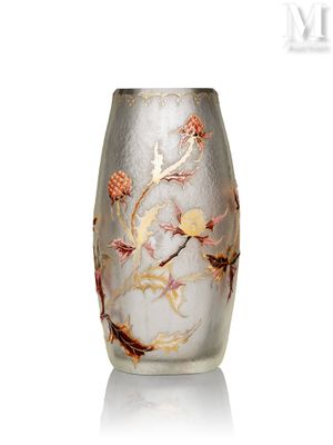 un vase en verre avec un motif floral