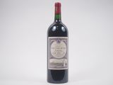 une bouteille de vin posée sur une table