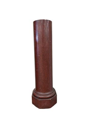 un vase rouge avec une base en bois sur fond blanc