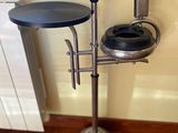 des toilettes et un lavabo dans une pièce avec du parquet