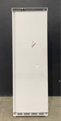 une photo d'un réfrigérateur blanc devant un mur noir