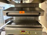 une photo d'une cuisine professionnelle équipée d'appareils en acier inoxydable et d'une cuisinière