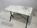 une photo d'une table en marbre blanc avec des pieds noirs