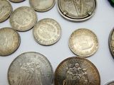 un lot de pièces de monnaie posées sur une table