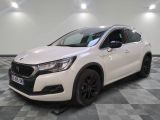 une voiture blanche garée sur un sol en damier dans un garage