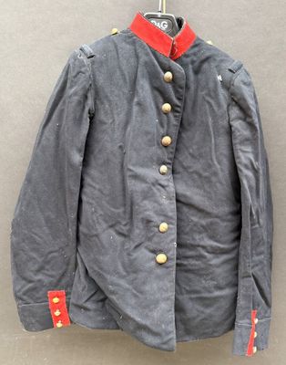 une photo d'un manteau militaire accroché à un mur