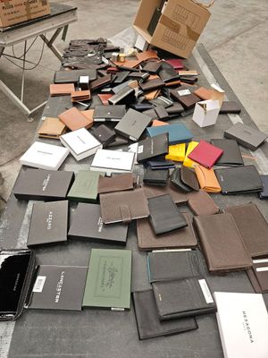 beaucoup de livres posés sur une table dans un entrepôt