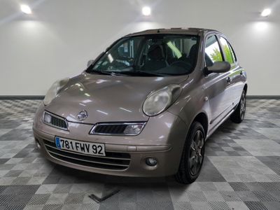la photo d'une petite voiture garée dans un garage