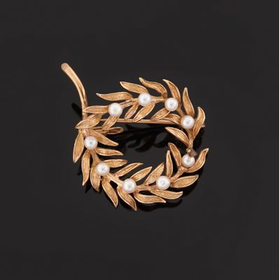 a gold and pearl wreath broochle
