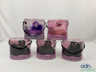 quatre seaux de peinture rose et violette avec une poignée noire