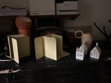 une table sur laquelle sont posées de nombreuses maisons en papier
