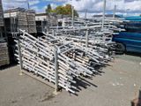 un gros tas de tuyaux métalliques posé sur un parking