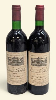 deux bouteilles de vin rouge posées l'une à côté de l'autre sur une surface blanche