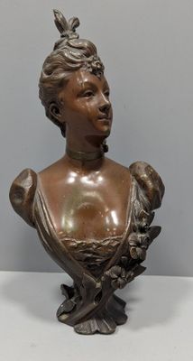 buste en bronze représentant une femme avec un oiseau sur la tête