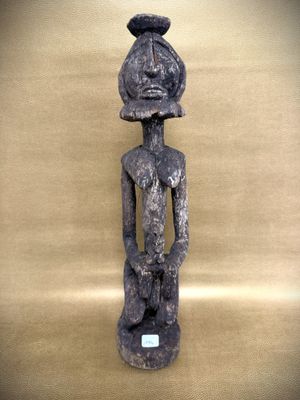 a statue of a man with a hat on his head