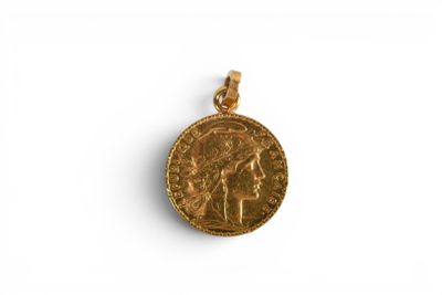 une pièce d'or portant un visage de femme