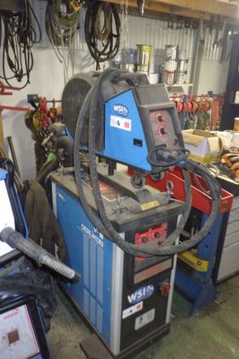une machine qui se trouve dans une pièce avec d'autres machines