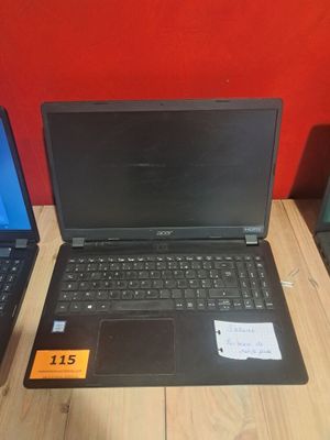 Trois ordinateurs portables sont posés sur une table, avec leurs étiquettes de prix.
