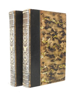 les deux livres sont posés côte à côte sur une surface blanche