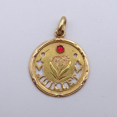 un gros plan d'une pièce d'or sur laquelle figure une fleur
