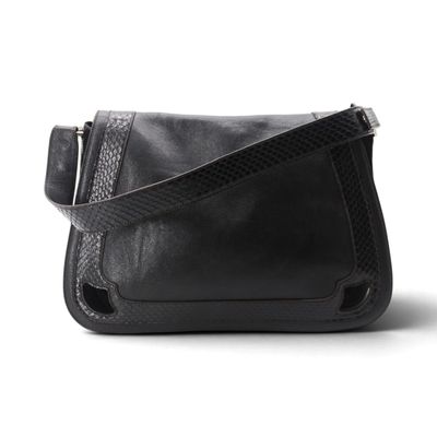 sac à bandoulière en cuir noir sur fond blanc, avec des découpes