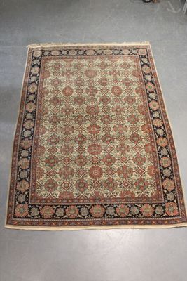 tapis persan ancien en laine à décor de fleurs et d'oiseaux …
