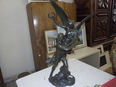 une statue représentant un homme et une femme posée sur une table