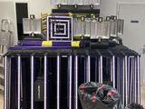 une table sur laquelle sont posés plusieurs objets